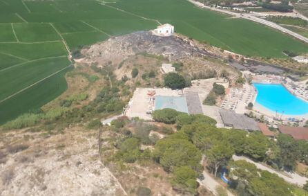 Zona junto al parque acuático donde se ha originado el incendio.