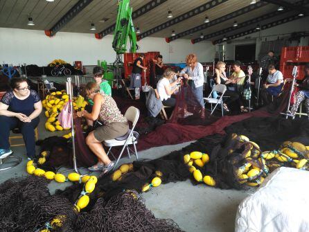 Las rederas de Hondarribia trabajando durante la campaña del bonito