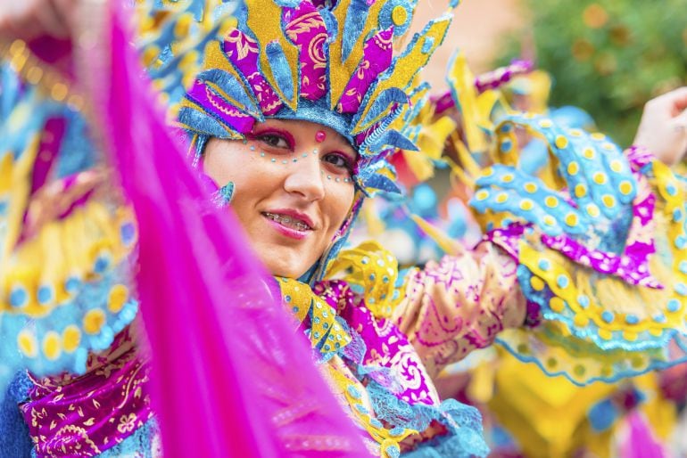 Chica en una de las comparsas del Carnaval de Badajoz