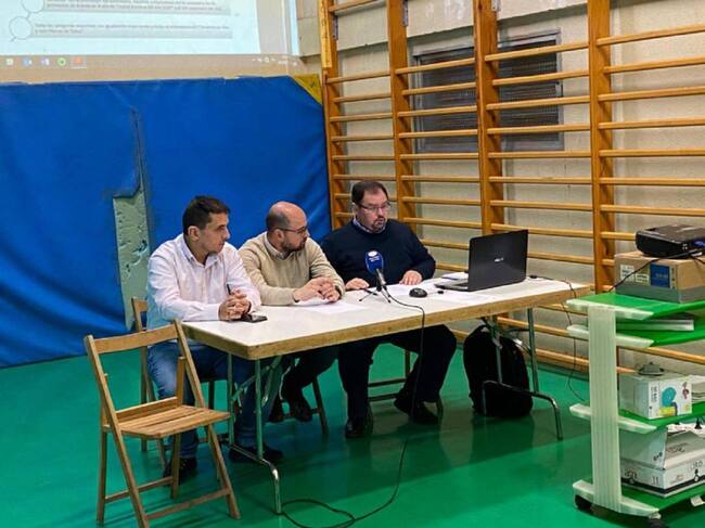 Eusebio Martín (d) ya ex presidente y el jefe de prensa, Juan Pablo Berdón (i) durante una rueda de prensa en el gimnasio del pabellón