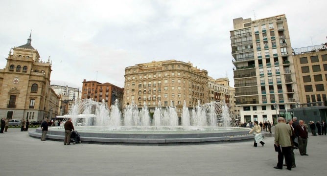 Vista de la Plaza de Zorrilla con el edificio en el que se construyeron los áticos en el centro de la imagen