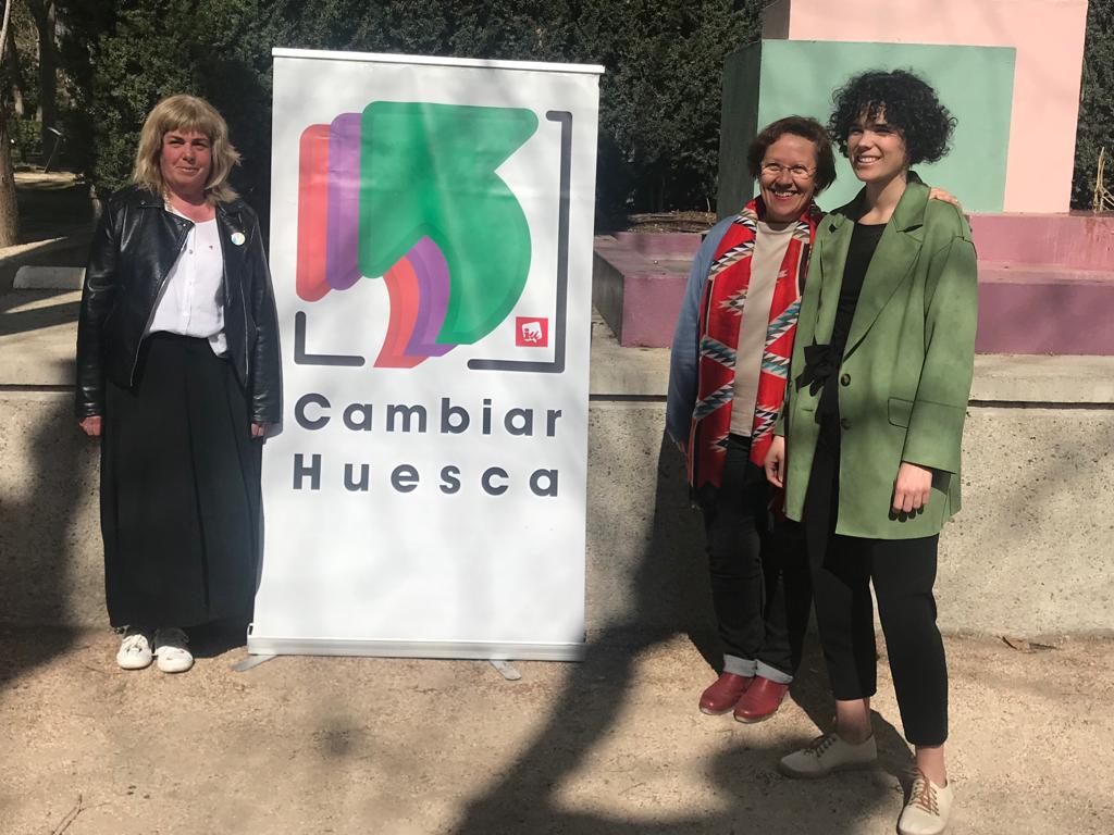 Las tres primeras candidatas a la alcaldía por Cambiar Huesca, Pilar Callén, Charo Ochoa y Olinda Pardo