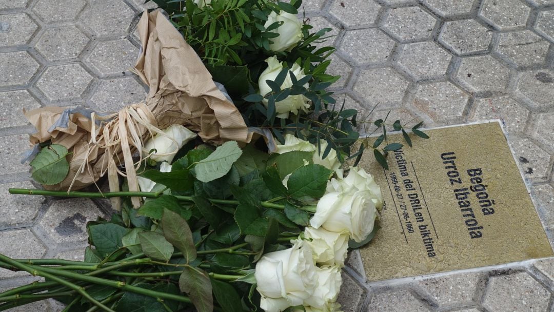 Placa en homenaje a Begoña Urroz colocada por el Ayuntamiento de San Sebastián en la estación de Amara