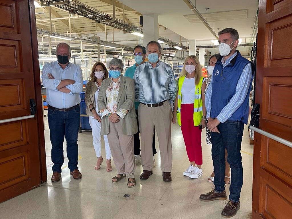 La alcaldesa Ana González durante su visita al Centro Especial de Empleo APTA.