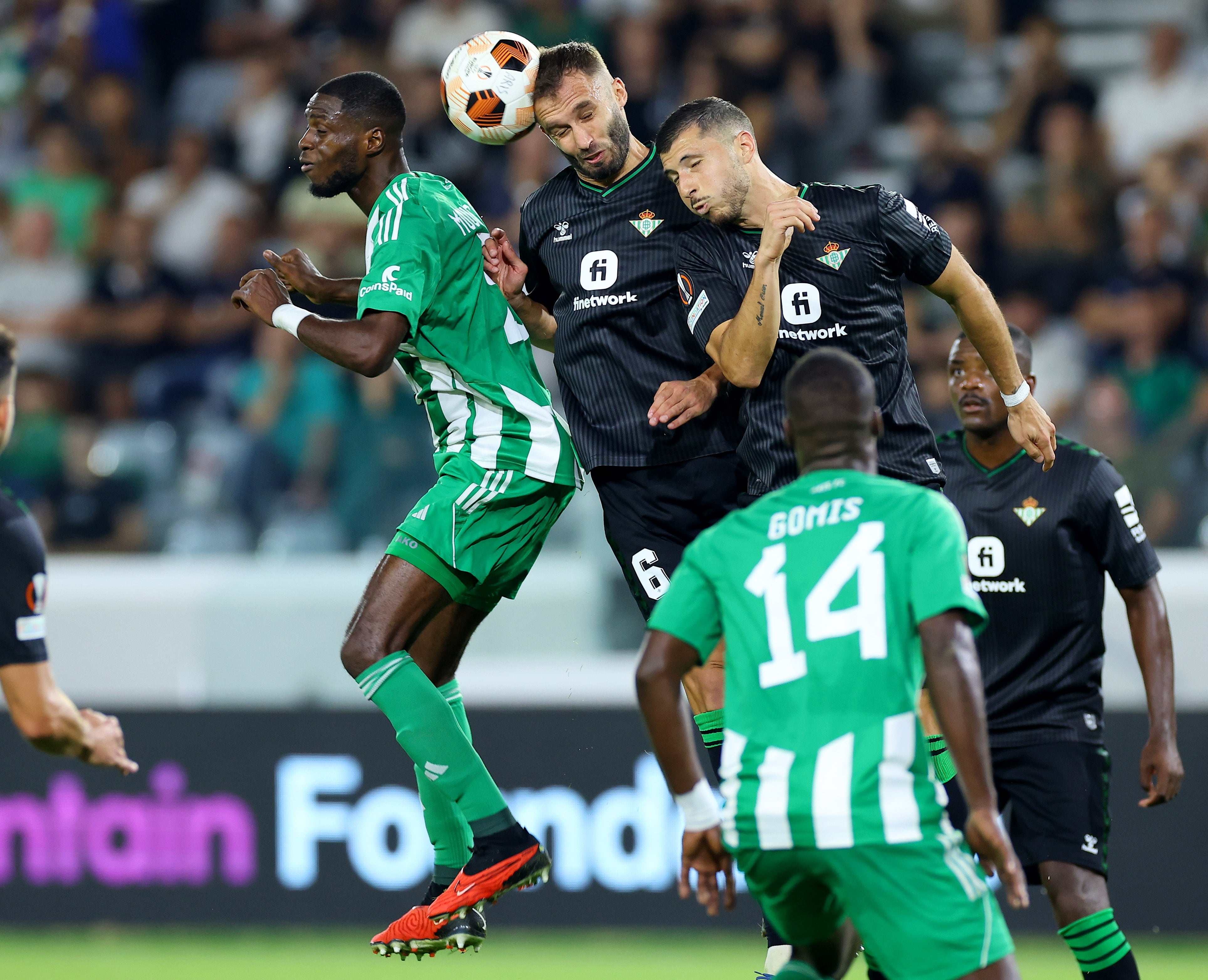 Limassol (Cyprus), 26/10/2023.- German Pezzella (C) of Real Betis heads the ball during the UEFA Europa League Group C match between Aris Limassol and Real Betis in Limassol, Cyprus, 26 October 2023. (Chipre) EFE/EPA/STR
