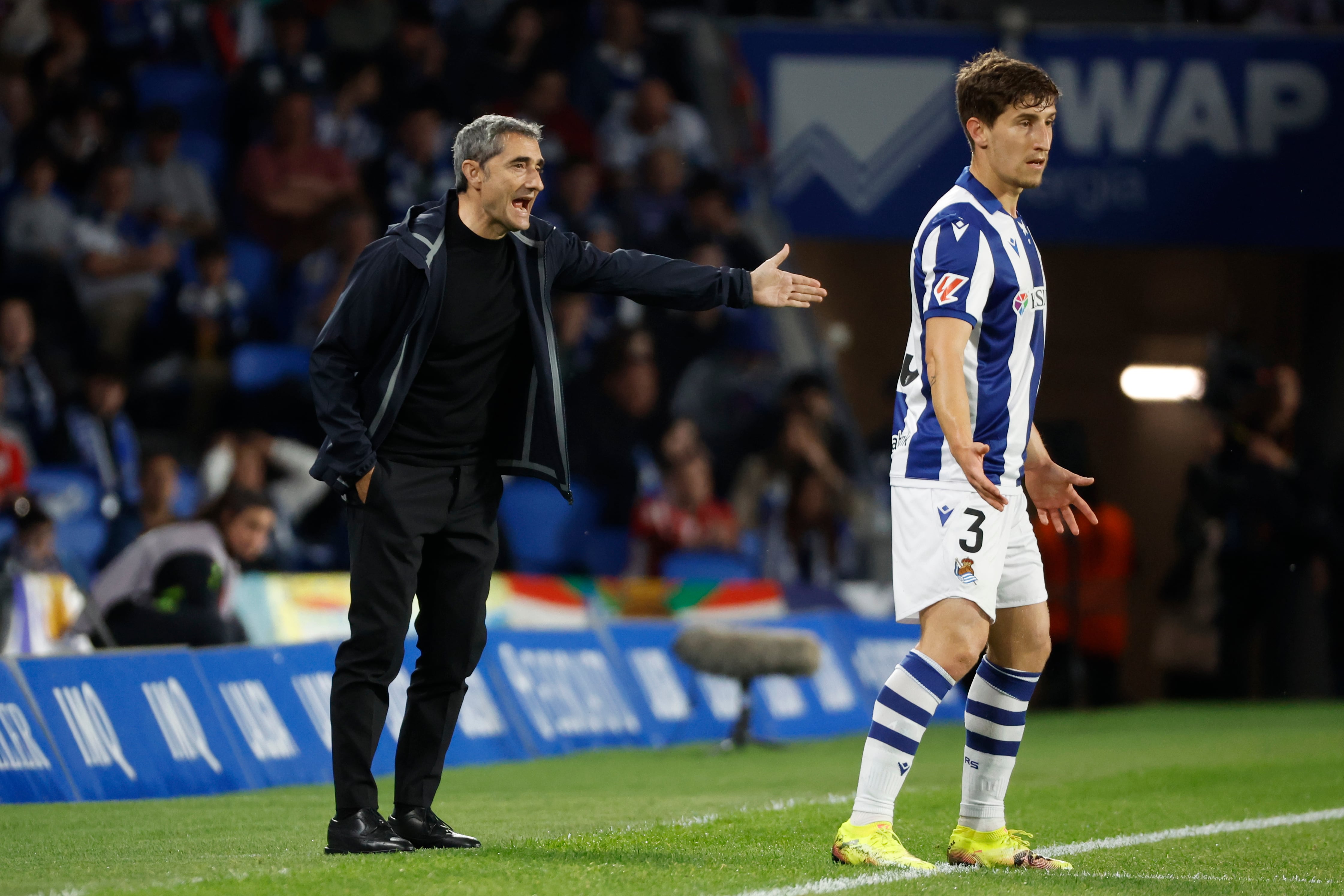 SAN SEBASTIÁN, 04/05/2025.- El entrenador del Athletic, Ernesto Valverde (i), durante el partido de LaLiga EA Sports de fútbol que Real Sociedad y Athletic Club disputan este domingo en el Reale Arena, en San Sebastián. EFE/Juan Herrero
