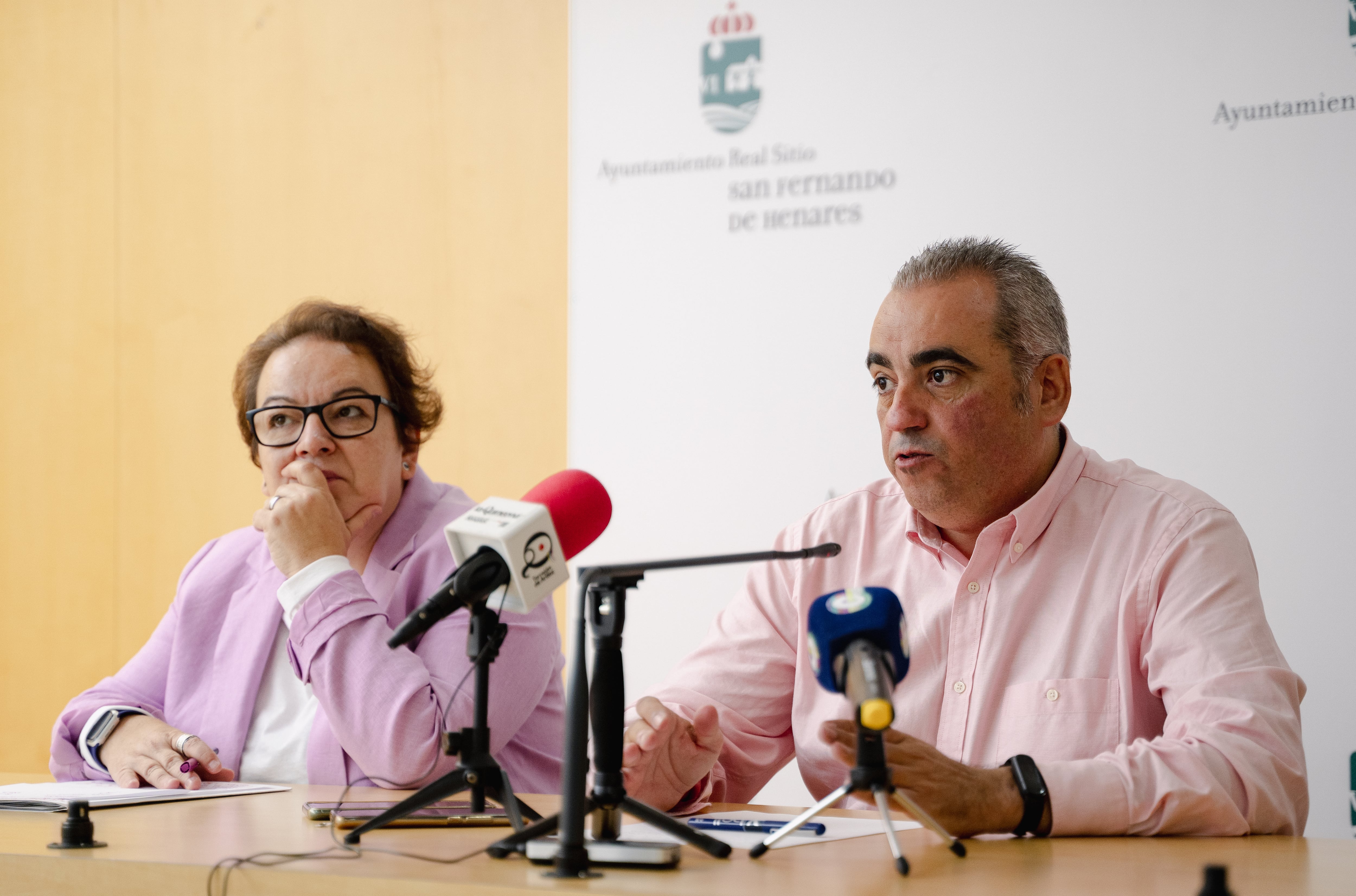 Silvia Buabent, concejala de Hacienda en San Fernando de Henares, y Javier Corpa, alcalde de la localidad.