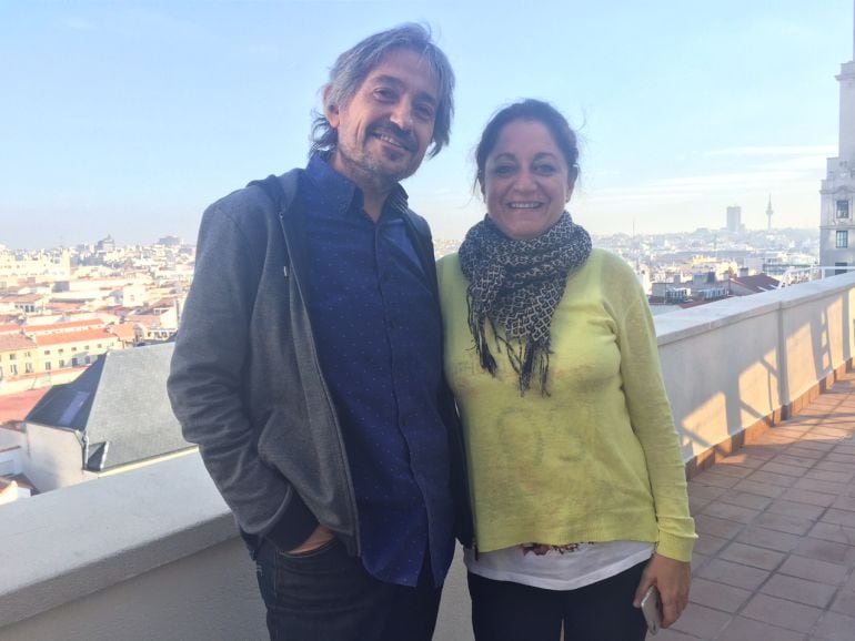 Carles Capdevila Y Rocío Ramos-Paúl en la terraza de los estudios de la Cadena SER en Madrid