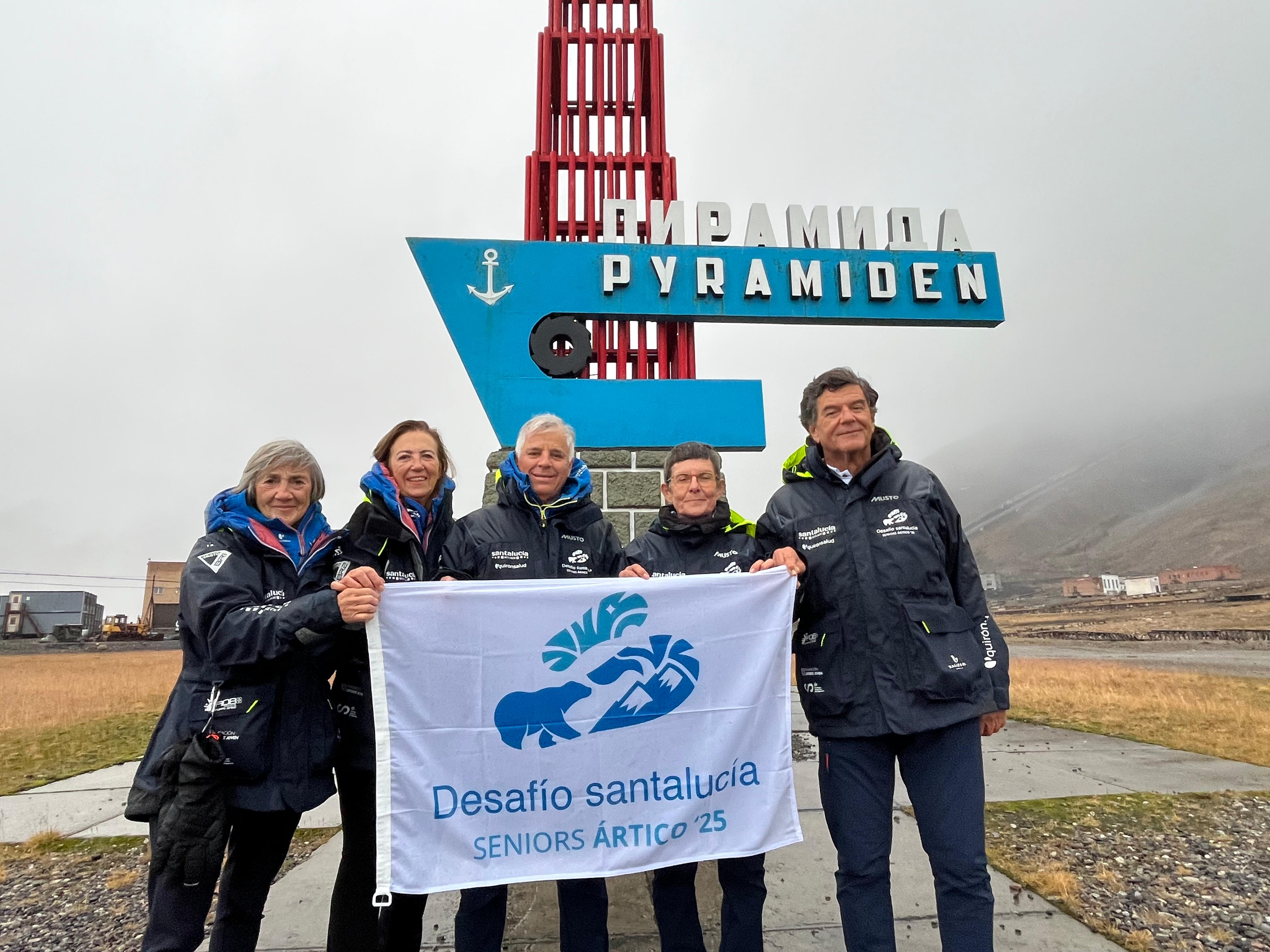 De izquierda a derecha. Esther, Amelia, Jesús, Merche y Bernardo posando con la bandera del 'Desafío Santalucía 2025'