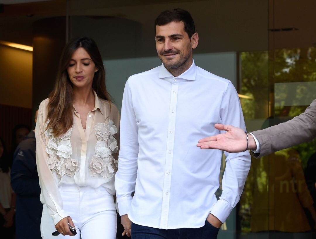 Iker Casillas atiende a los medios tras recibir el alta hospitalaria.