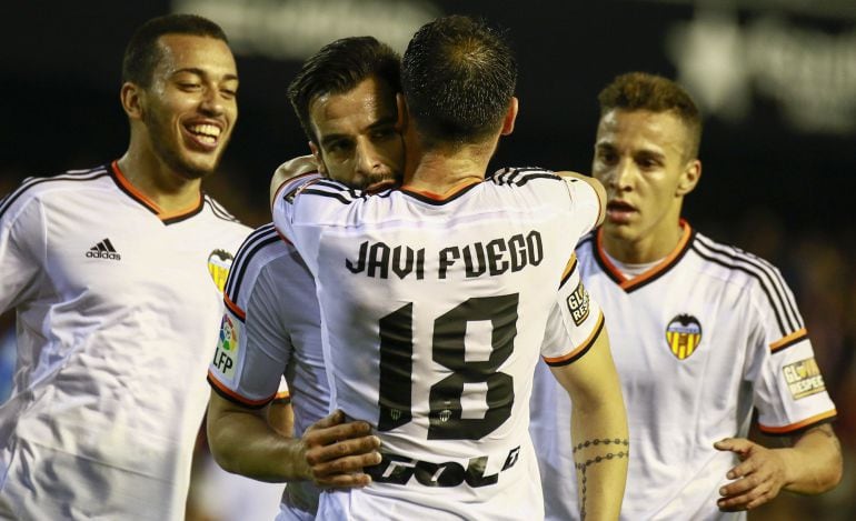 Valencia&#039;s forward Alvaro Negredo (C) celebrates his goal with teammates during the Spanish league football match Valencia CF vs Levante UD at the Mestalla stadium in Valencia on April 13, 2015.  AFP PHOTO / JOSE JORDAN