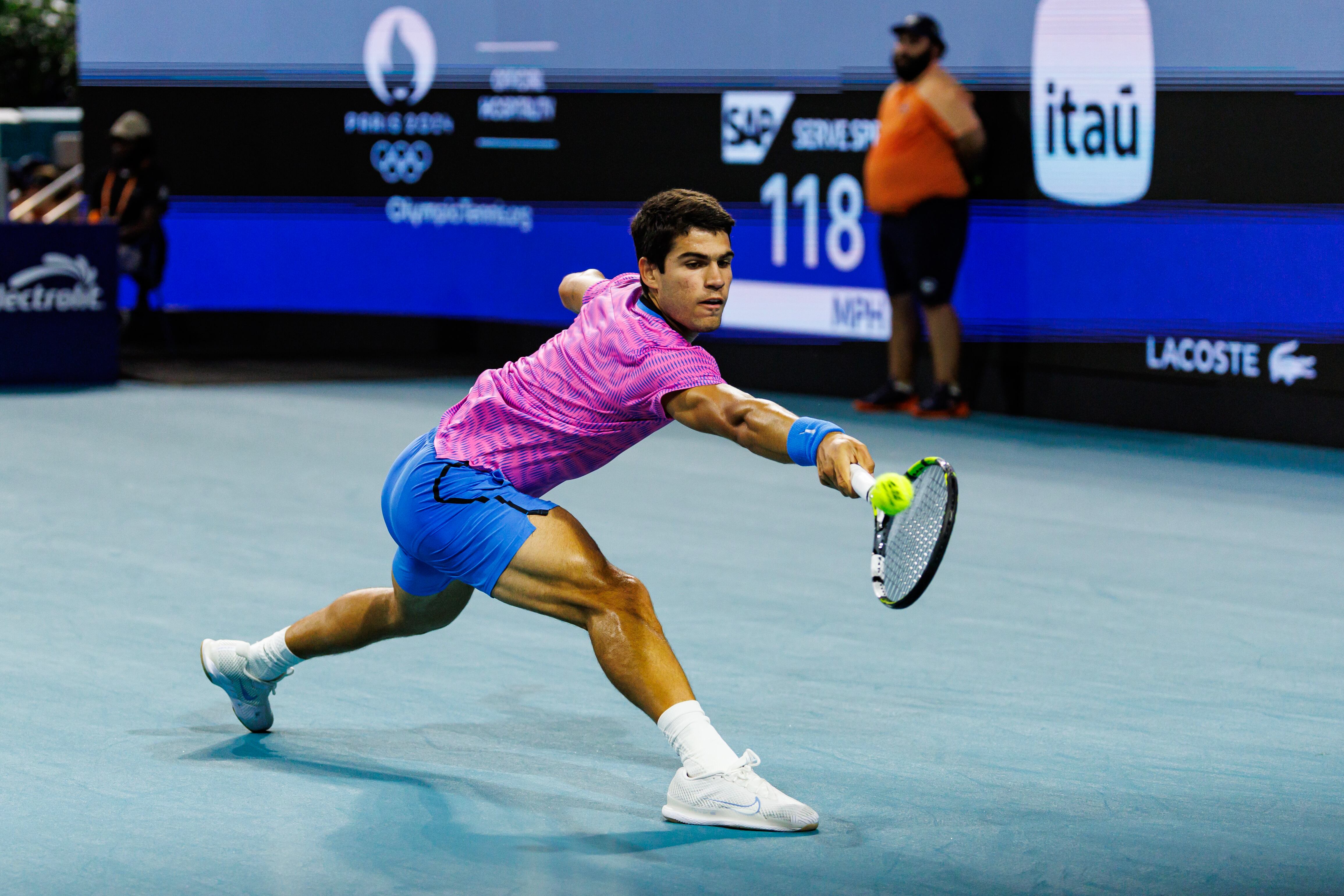 Carlos Alcaraz supera a Gael Monfils.