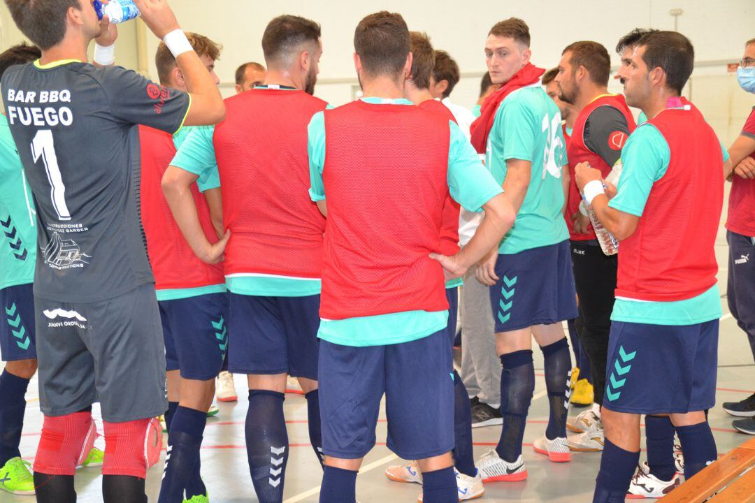 Jugadores del CFS Mar Dénia durante un tiempo muerto.
