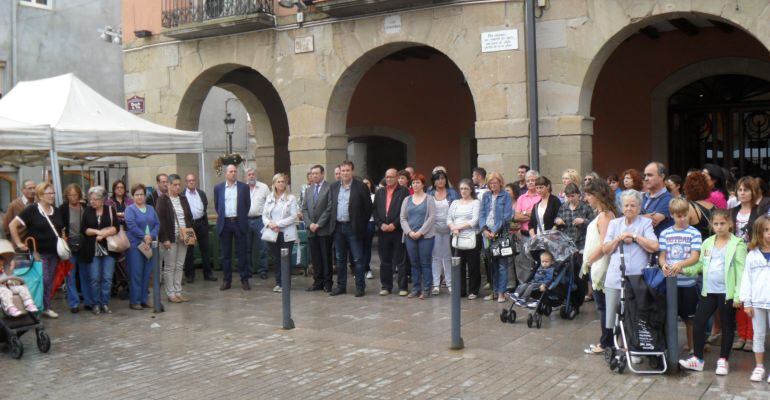 Minut de silenci a Almacelles en condemna de l'agressió sexista en que una dona ha resultat ferida de gravetat a mns de la seva exparella