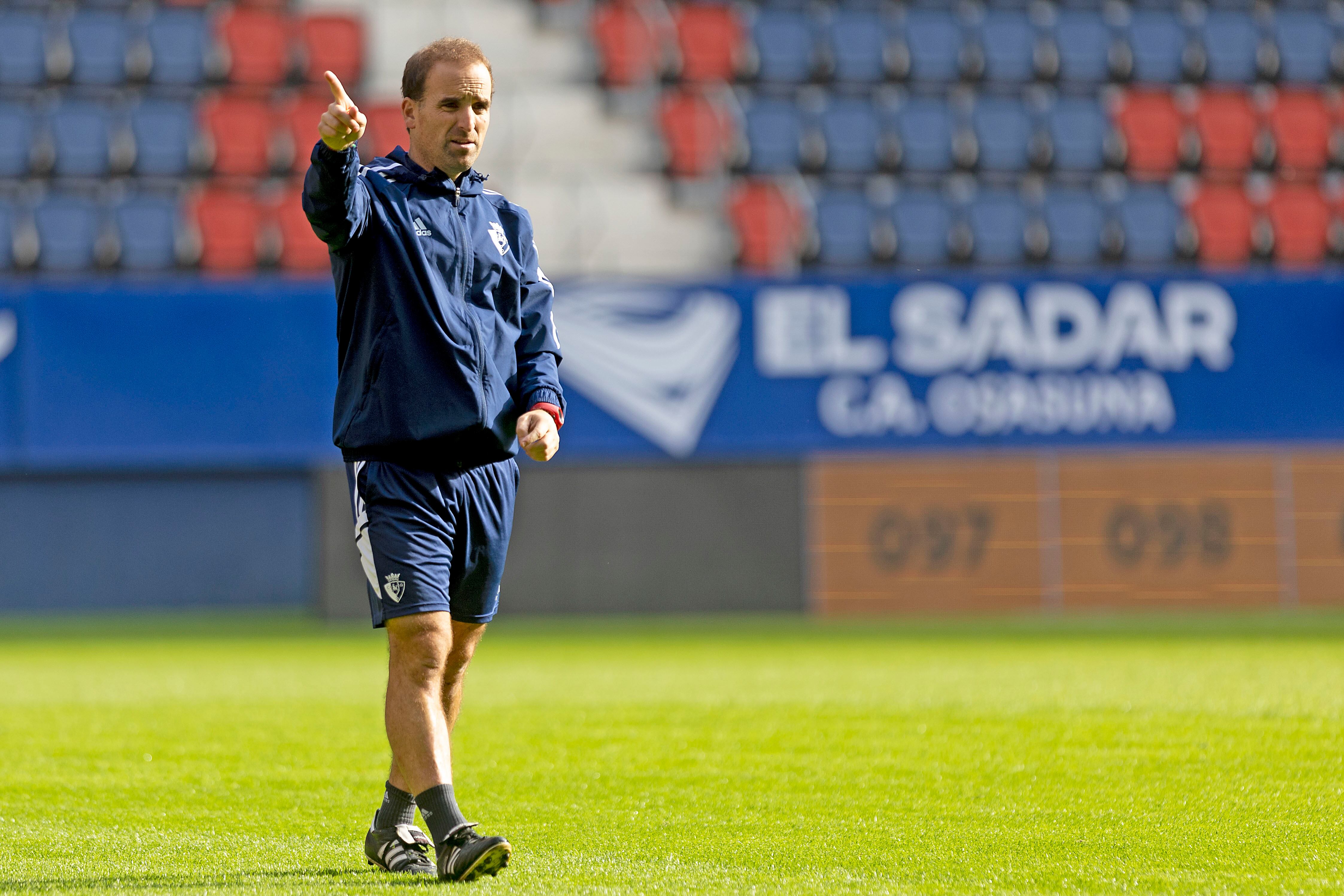 Jagoba Arrasate dando instrucciones durante el entrenamiento previo al partido ante el Valencia en el Sadar