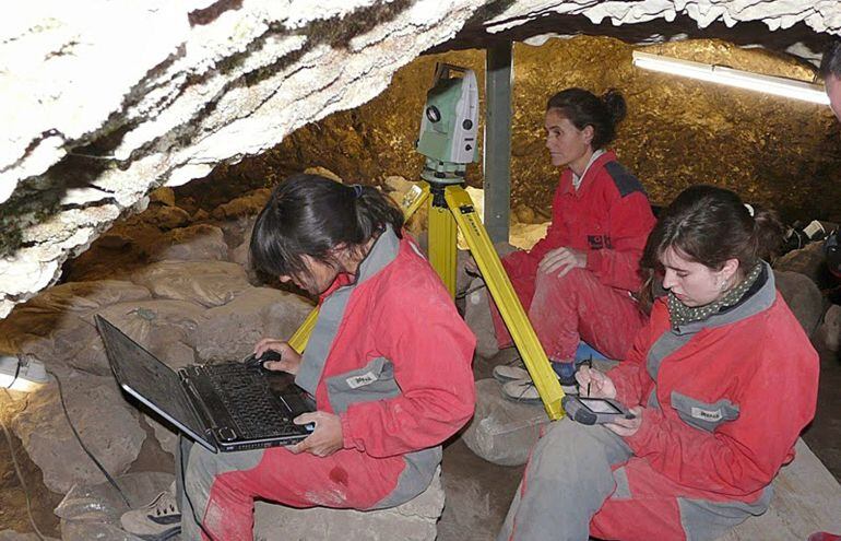 Imagen facilitada por el Instituto Catalán de Paleoecología Humana y Evolución Social que muestra a varios investigadores en la excavación en la Cueva del Mirador en Atapuerca