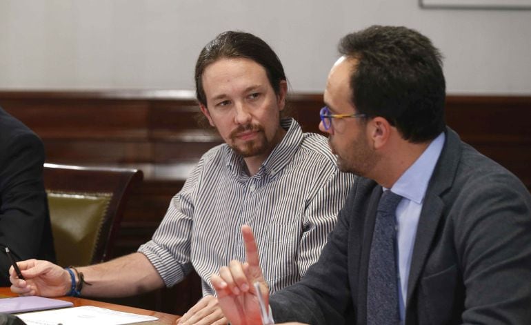 El líder de Podemos, Pablo Iglesias, y el portavoz socialista Antonio Hernando