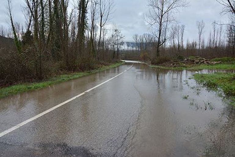 El agua vuelve a dejar intransitable la carretera de acceso a la localidad
