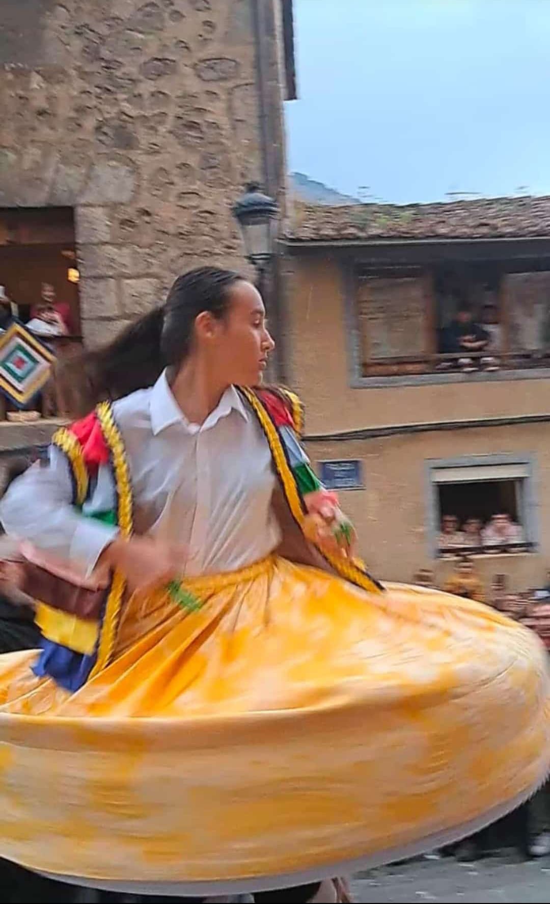 Adriana, bajando la cuesta de los danzadores.