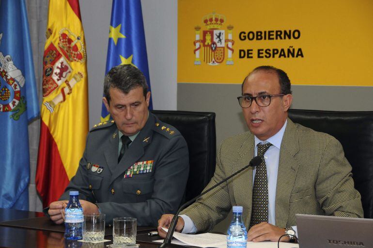 El delegado del Gobierno en Melilla, Abdelmalik El Barkani, durante una rueda de prensa junto al coronel jefe de la Guardia Civil de Melilla, Ambrosio Martín Villaseñor (Imagen de archivo)