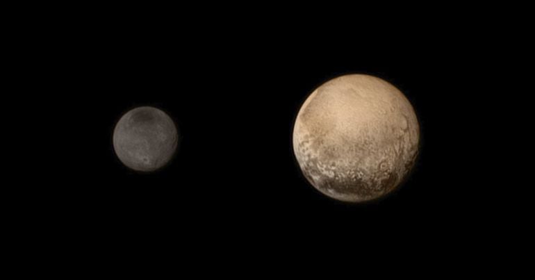 Imagen de Plutón (derecha) y Caronte, la más grande se sus cinco lunas obtenida por la nave espacial estadounidense &quot;New Horizons&quot;.