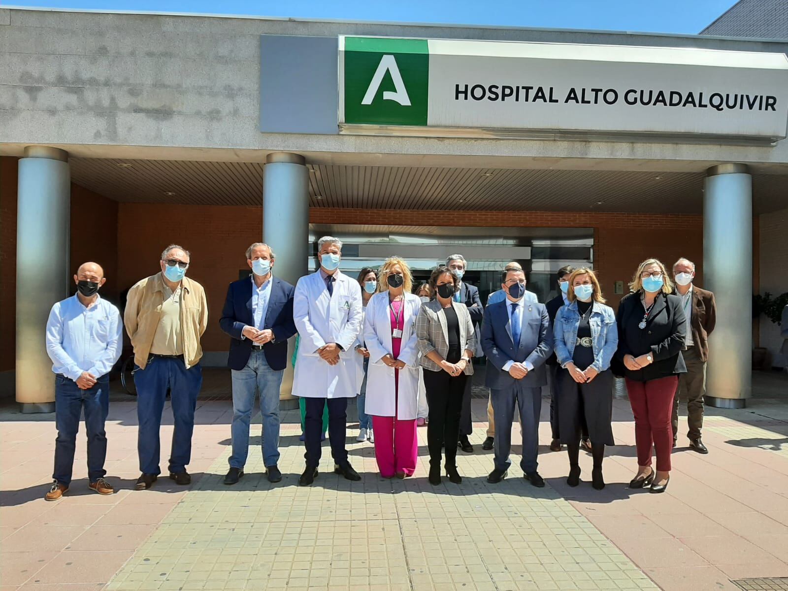 Autoridades asistentes al Hospital Alto Guadalquivir de Andújar donde se dieron a conocer las obras de reformas en la nueva UCI.