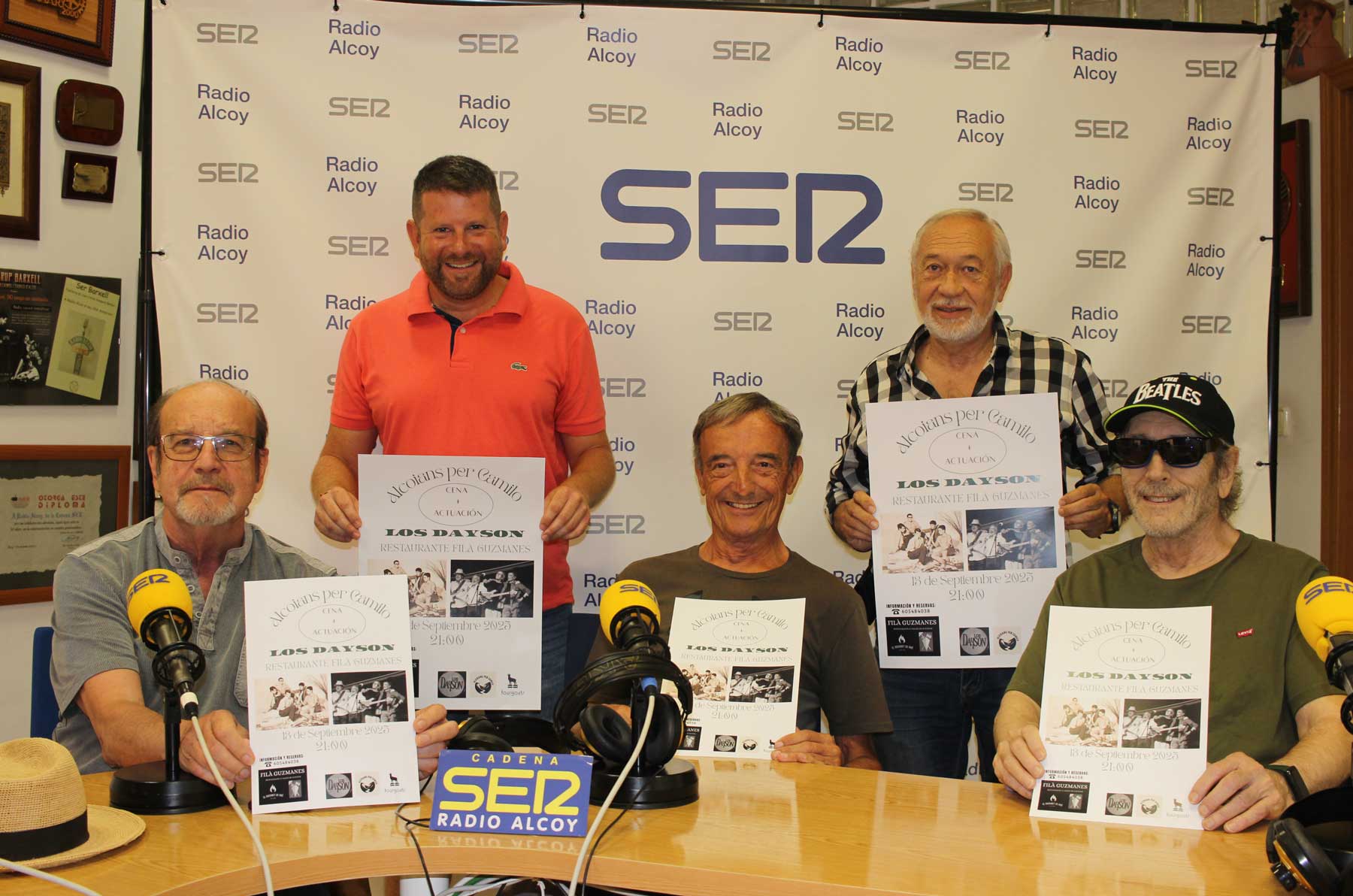 Los componentes de Los Dayson y el presidente del club de fans de Camilo Sesto, Gilberto Molina, en el estudio central de Radio Alcoy, con carteles de la actuación