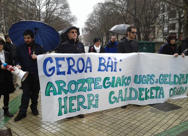 Opositores al proyecto del Palacio de Aroztegia se han concentrado frente al Parlamento de Navarra