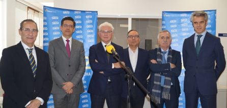 De izquierda a derecha, José Carlos Herreros, director de la Red de Emisoras; Félix Amaya, nuevo director de la Cadena SER en Castilla-La Mancha; Daniel Gavela, director general de la Cadena SER; Ángel Calamardo, ex director regional; Domingo Díaz de Mera e Ignacio Soto, director general de Gestión