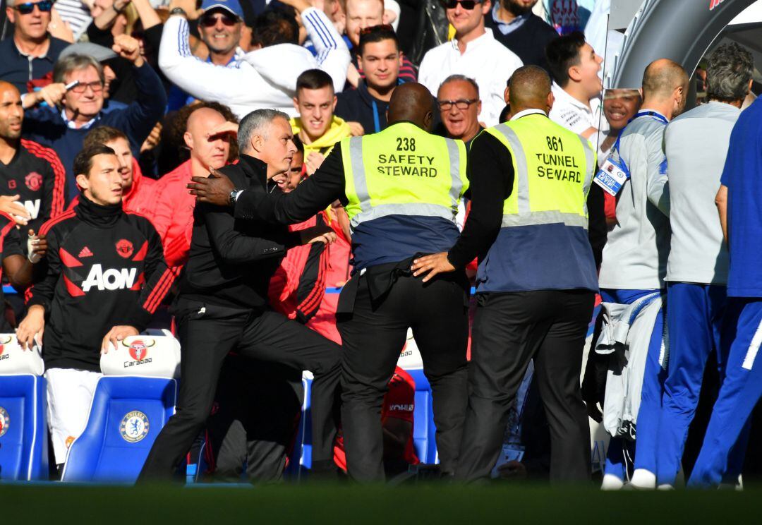 José Mourinho se encara con el cuerpo técnico del Chelsea