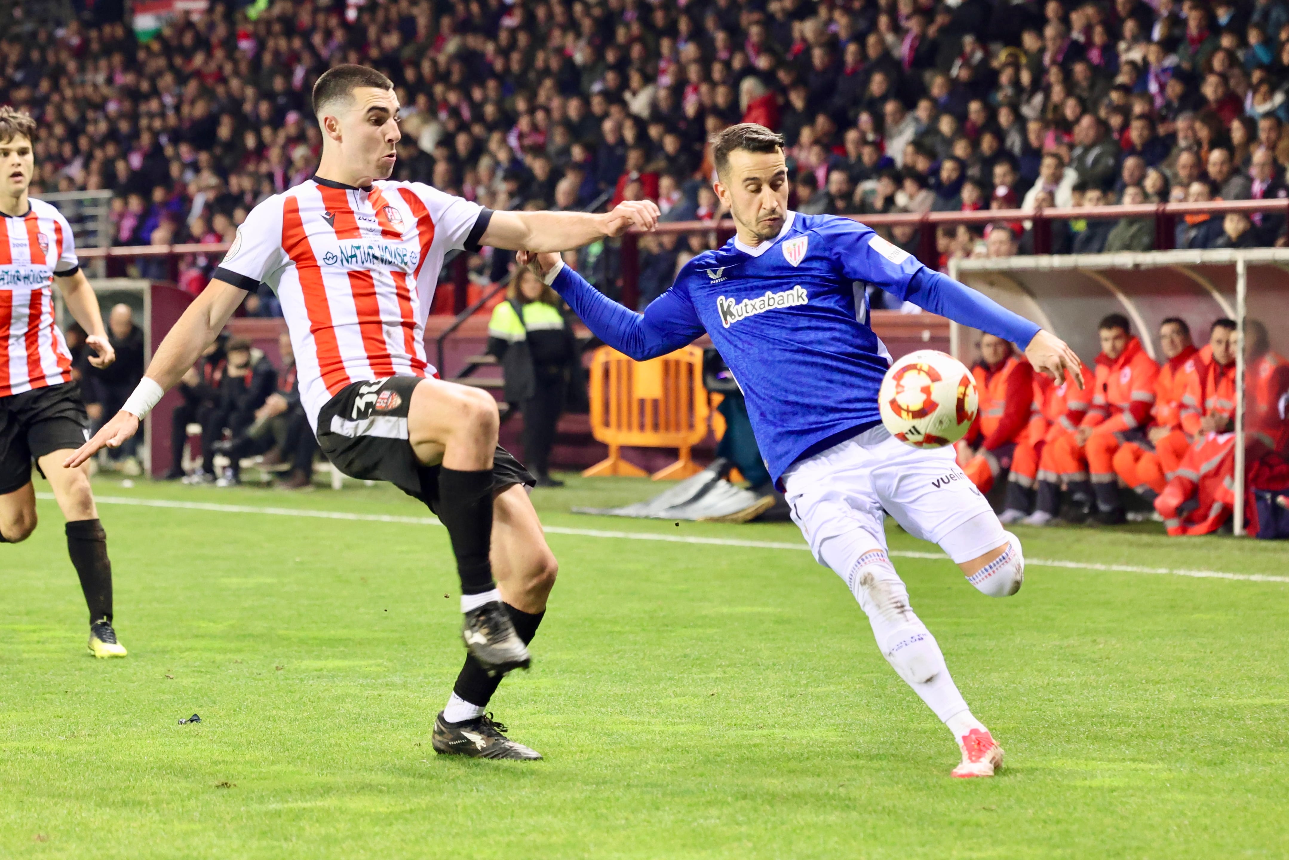 LOGROÑO, 04/01/2025.- El delantero del Athletic Club, Alex Berenguer (d), disputa el balón ante el centrocampista del Logroñés, Iván Garrido, durante el partido de dieciseisavos de Copa del Rey que disputan este sábado en el Estadio Las Gaunas de Logroño. EFE/ Raquel Manzanares.
