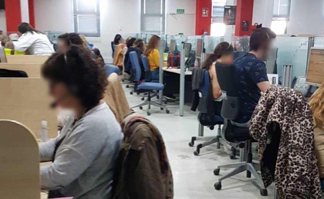 Teleoperadores en su centro de trabajo