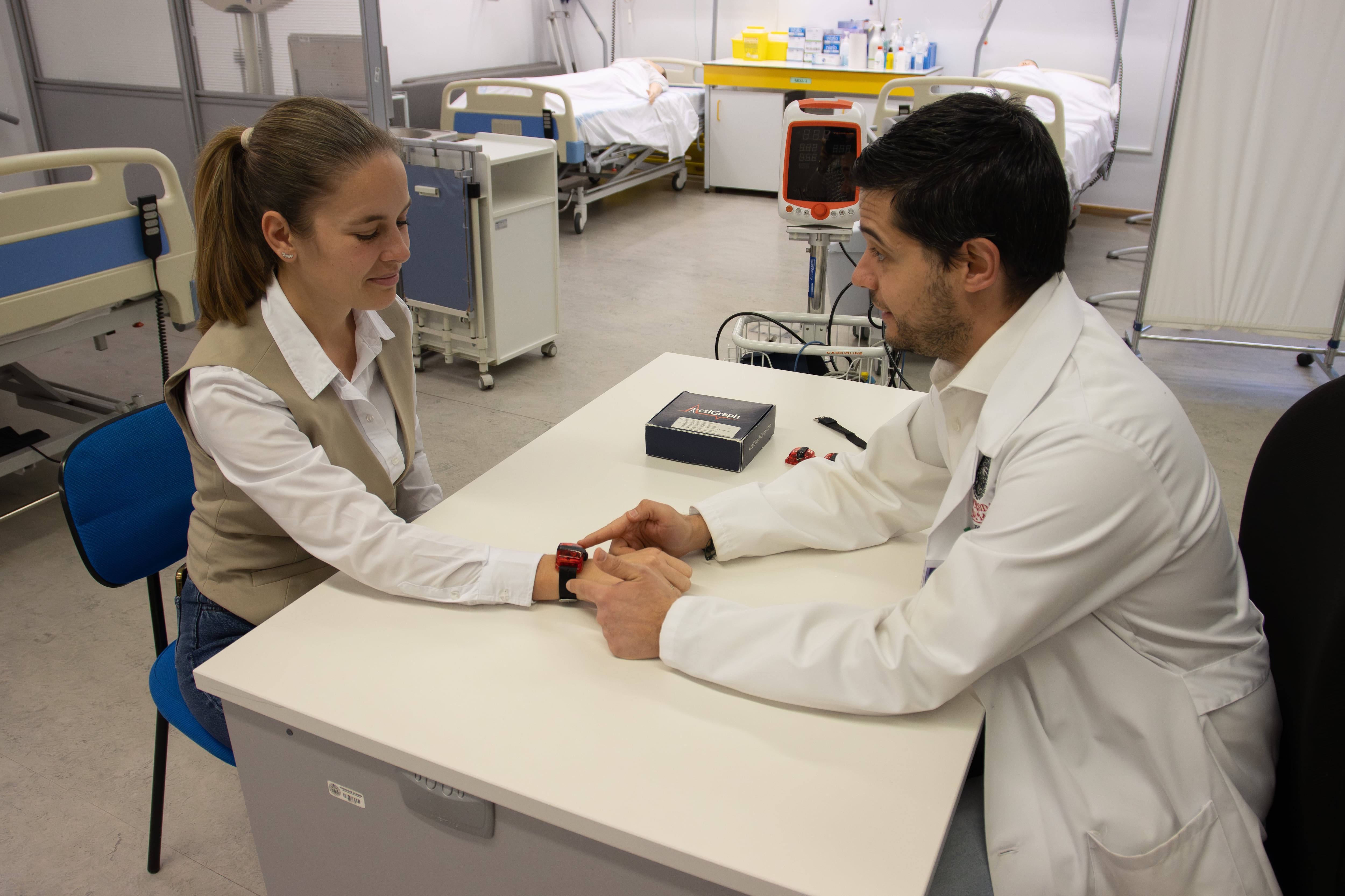 Momento de la prueba del dispositivo ActiGraph GT3X+ en la Facultad de Enfermería y Fisioterapia de la Universidad de Salamanca