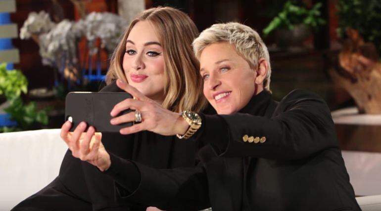 Adele junto a Ellen Degeneres en su programa 