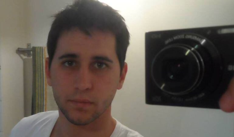 Fotografia d'Adrien G., la parella de la víctima, que està en recerca i captura