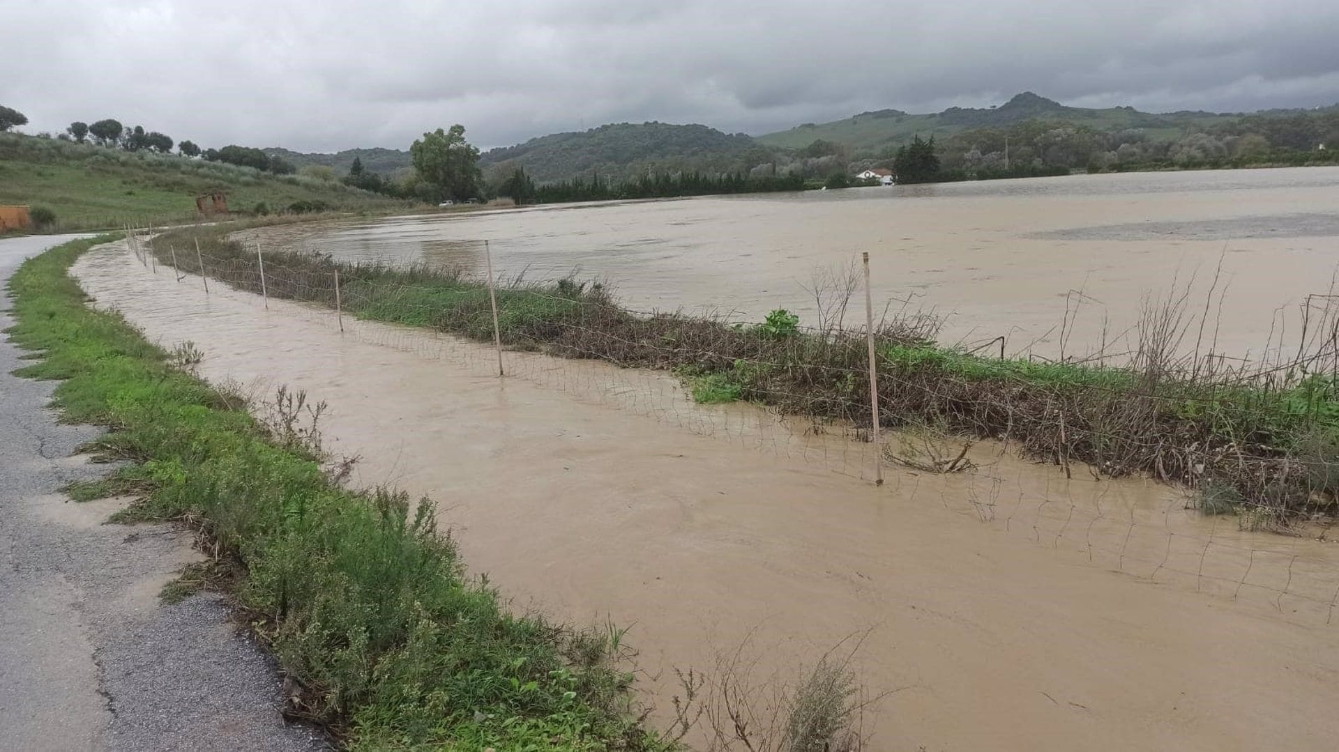 Situación de desbordamiento del río Guadiaro a su paso por Jimena de la Frontera