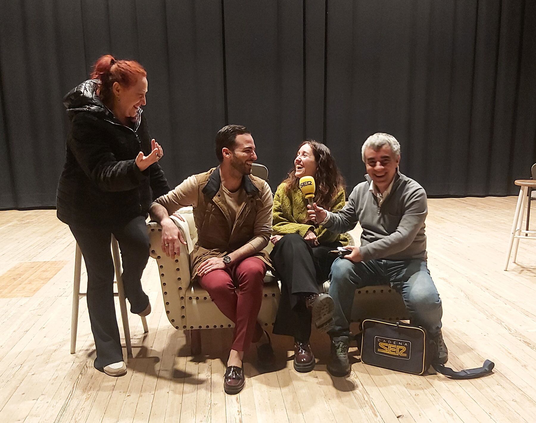 Un instant de l'entrevista de Radio Alcoy en l'escenari del Teular amb la regidora de Cultura, Berta Iñíguez, el president de Teló Teatre, Saül Santonja i la directora de l'obra Milagro Sellés
