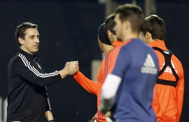 Valencia FC&#039;s British head coach Gary Neville (L) greets his players during the training of the team held in Valencia, eastern of Spain on 27 December 2015. Valencia will face Villareal upcoming 31 December 2015 during their Primera Division soccer match EPA-KAI FOERSTERLING