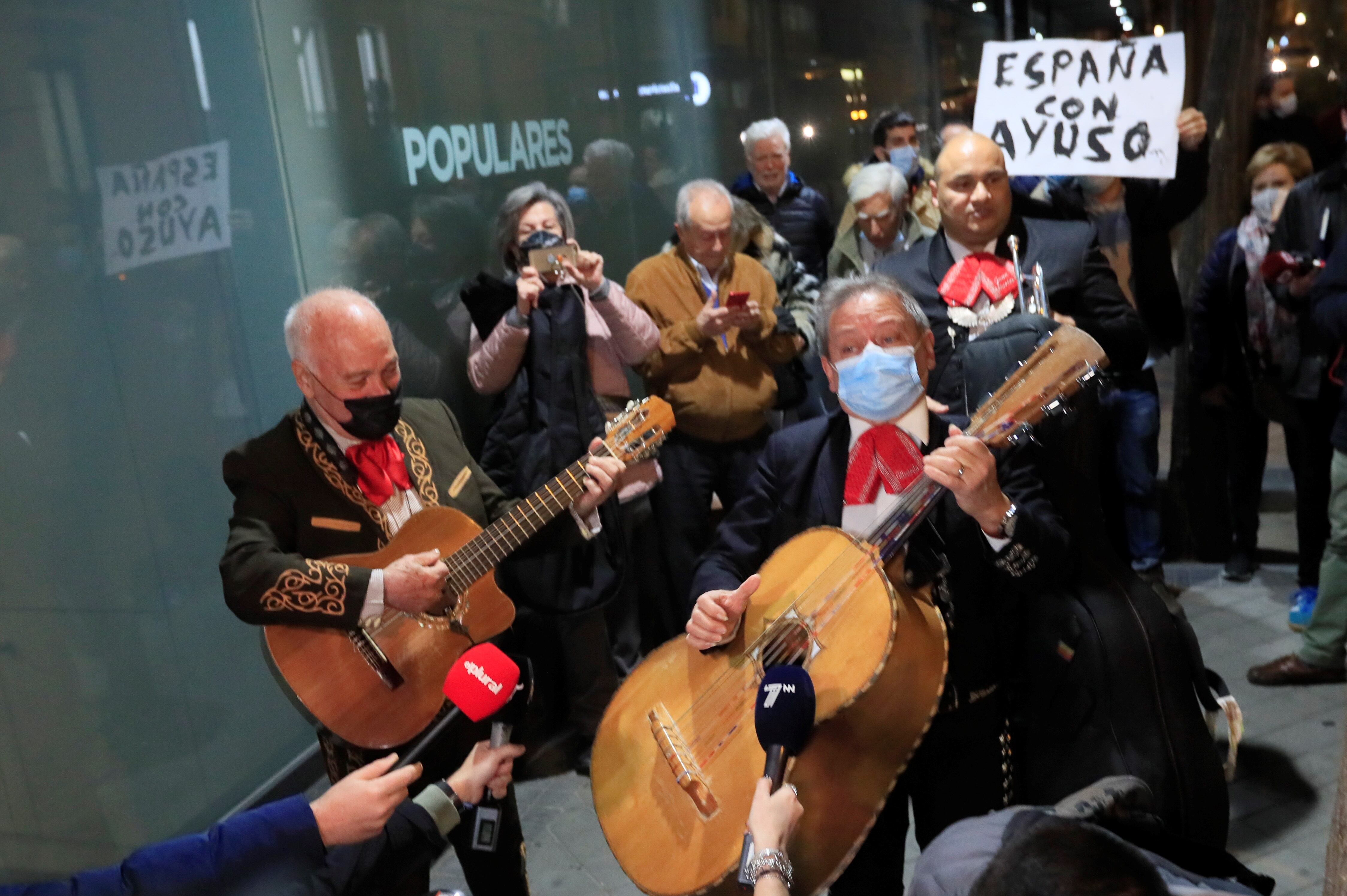 Militantes del PP se manifiestan ante la sede de Génova para pedir la dimisión de Casado y García Egea. Las revelaciones sobre el supuesto espionaje a Isabel Díaz Ayuso que habrían encargado otros dirigentes del PP está movilizando a algunos militantes del partido en Madrid, que han decidido convocar protestas ante la sede de la calle Génova.