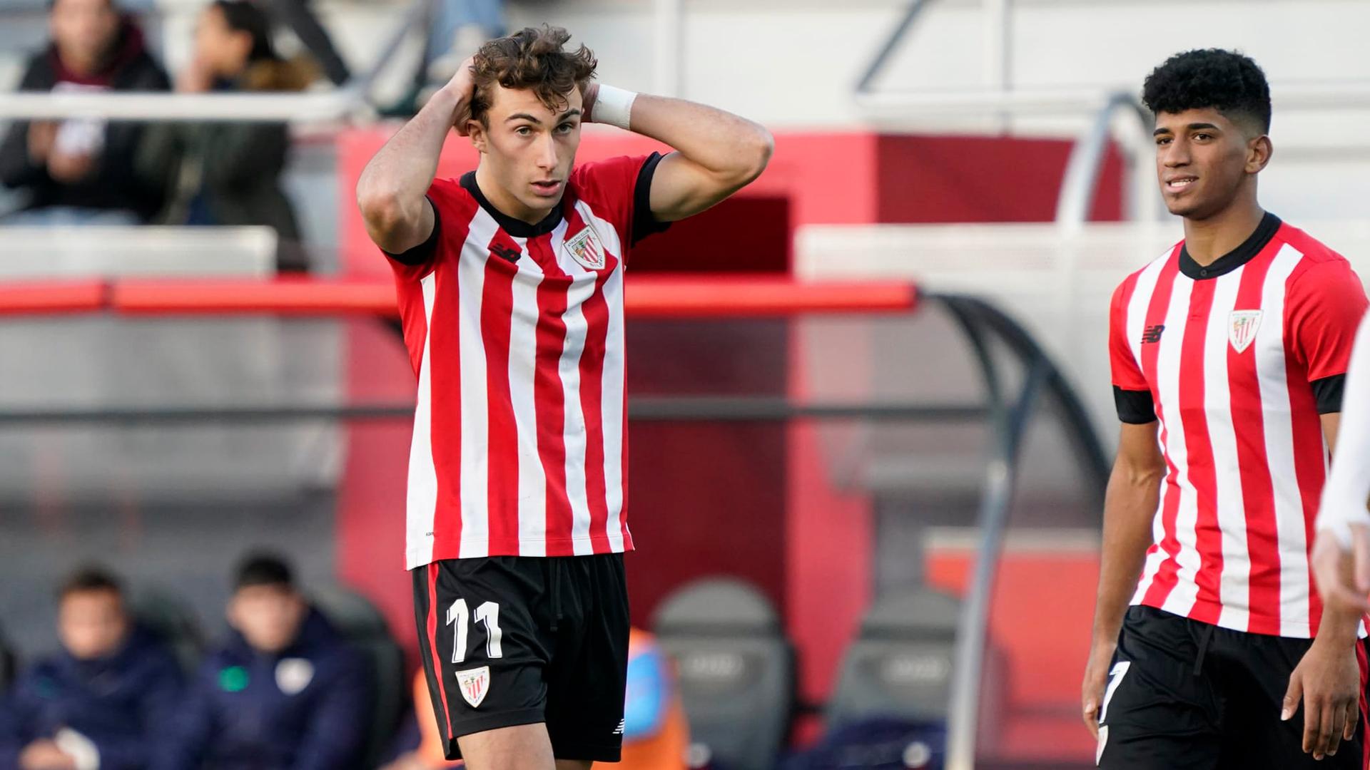 El jugador del Bilbao Athletic, Mikel Goti, se lamenta de una acción durante el choque ante el Real Unión