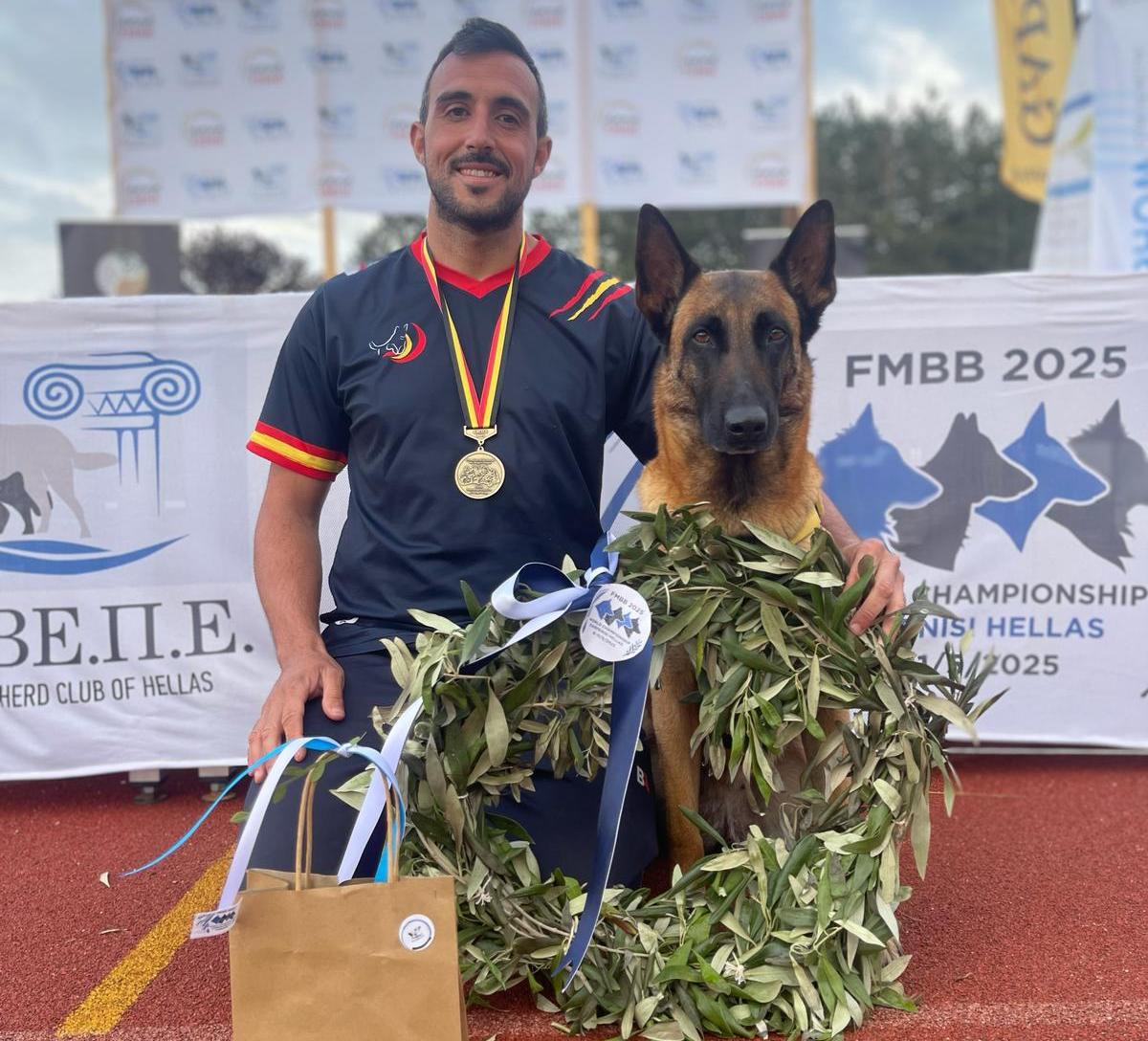 Andreu Fernández y su perra Aire con campeones del mundial FMBB 2025 que está celebrando en Grecia.