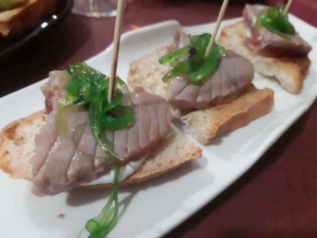 Tosta de atún a la plancha con wakame