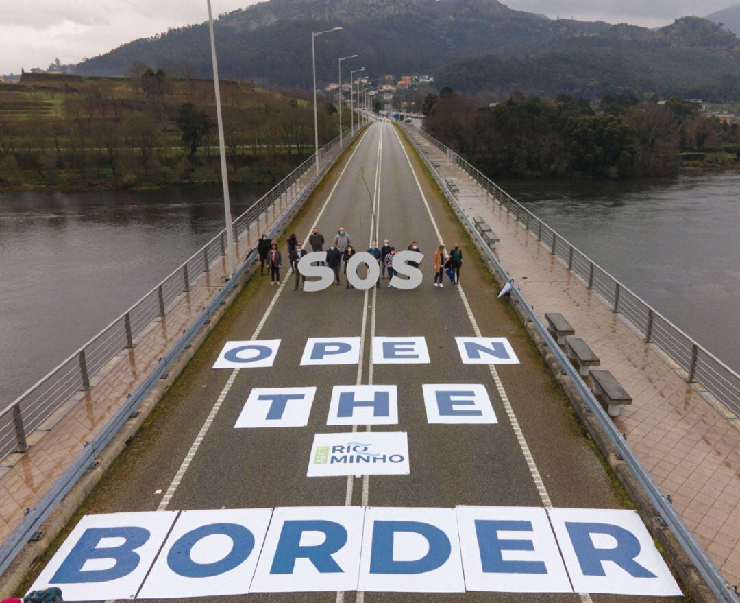 Protesta de los alcaldes de la raia del Miño en el puente que une Tomiño con Vila Nova de Cerveira.