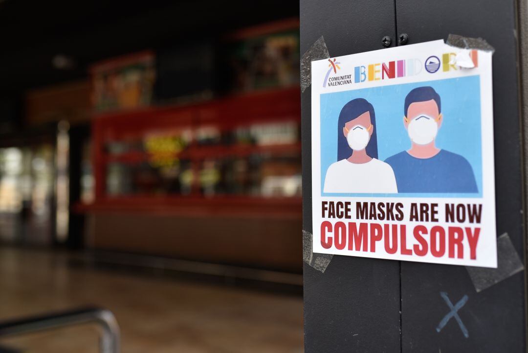 Un cartel recuerda la obligatoriedad del uso de mascarilla en Benidorm