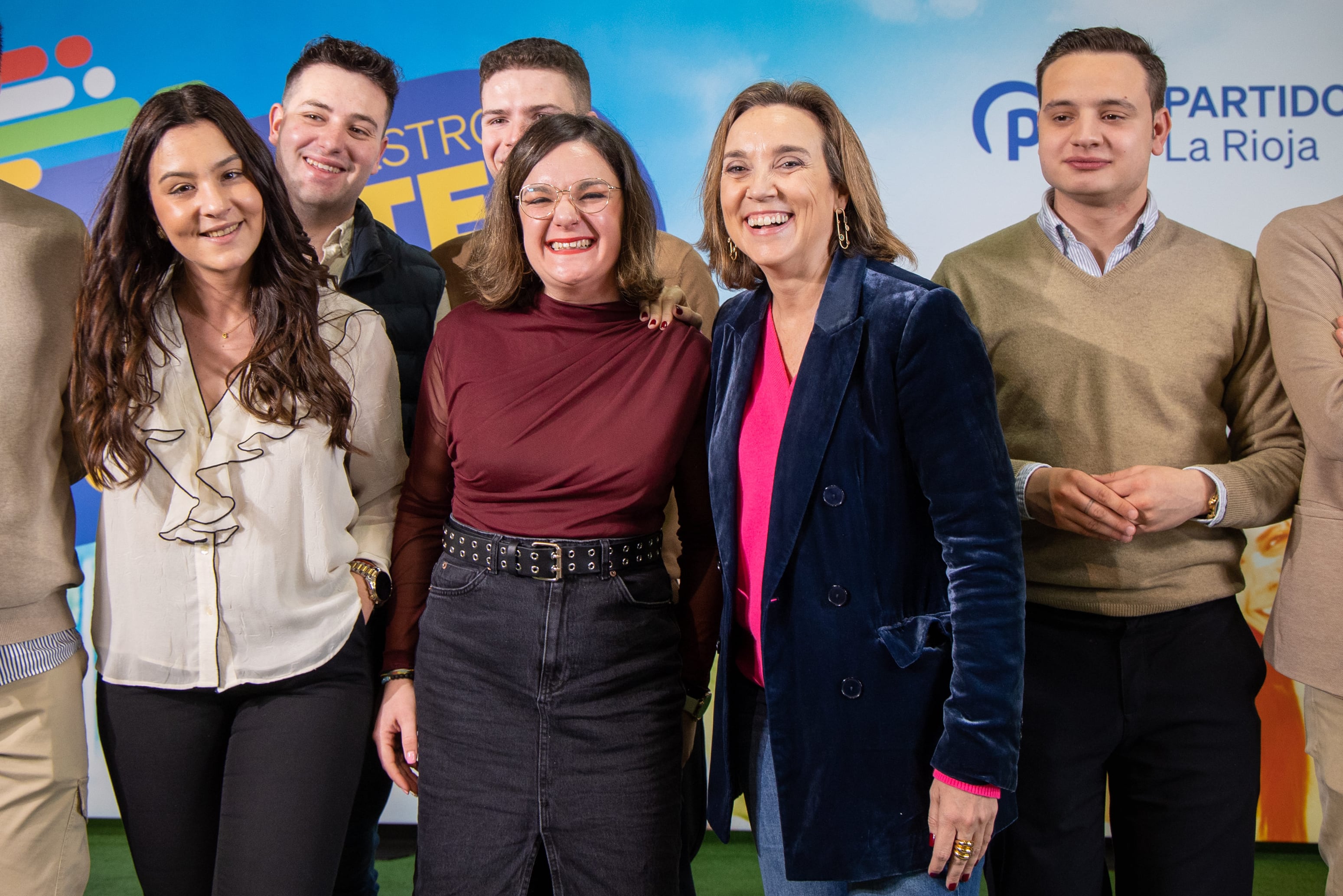 LOGROÑO, 08/02/2025.- La secretaria general del Partido Popular, Cuca Gamarra (2d), clausura unas jornadas de su formación sobre juventud, un día después de que Alberto Núñez Feijóo anunciara una &quot;hucha hogar joven&quot; con deducciones fiscales destinada a jóvenes de hasta 40 años.EFE/ Raquel Manzanares
