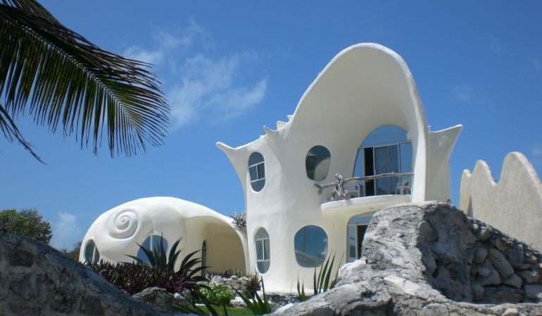 Fachada de la &#039;casa caracol&#039; en Isla Mujeres, México.