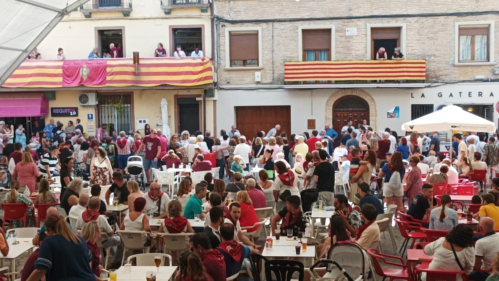 Aspecto de la plaza de Almudévar ya inmersos en fiestas