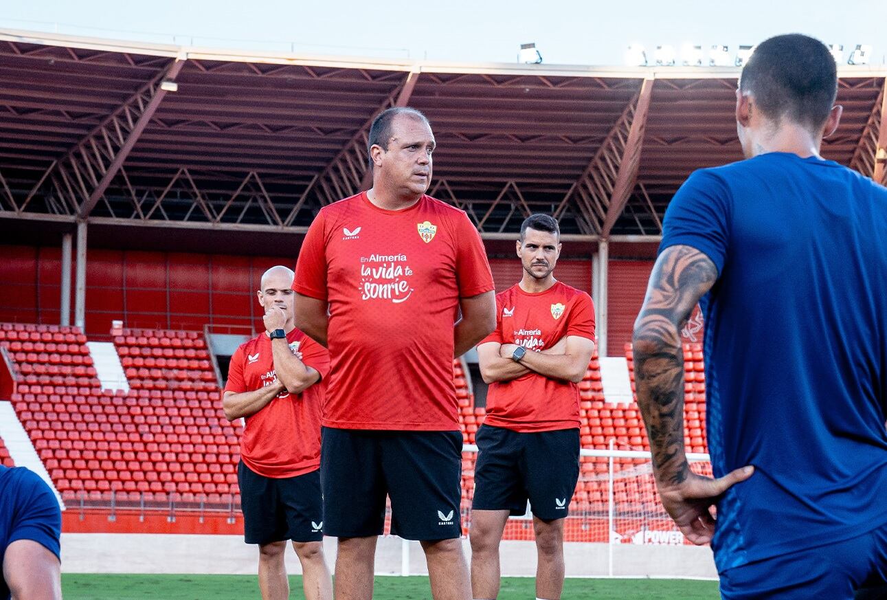 Alberto Lasarte con Javi Suárez y Carlos García, sus hombres de confianza.