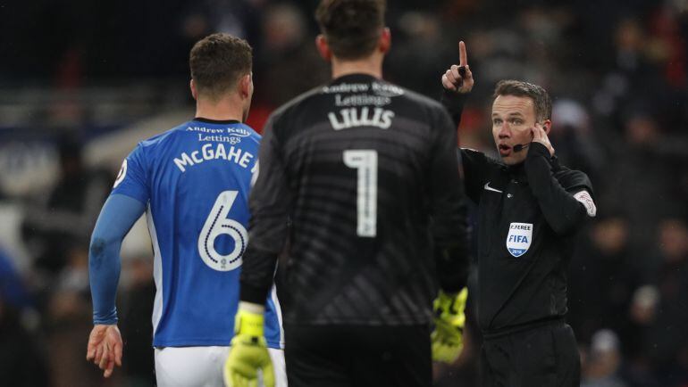 Un árbitro pide la revisión de una jugada en la FA Cup inglesa.