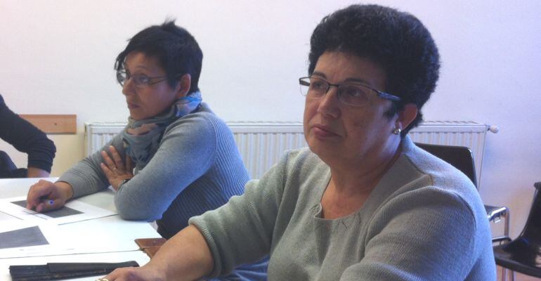 Dolors Infante, a la dreta, ha de cuidar al seu marit, malalt d'ELA.